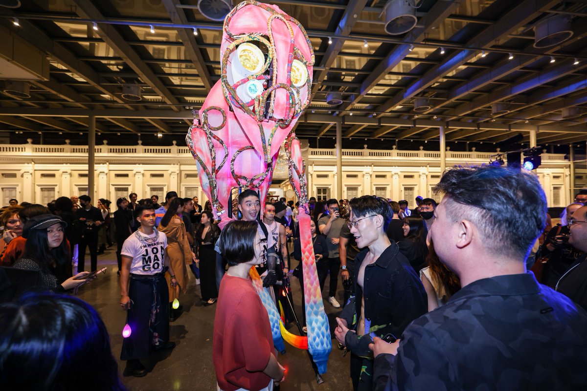 0xconfucian's tweet photo. What a display - congrats @mirlnft and their design collective on the awesome show. Can someone explain why @misled_lotus is flexing his abs to our minister and did she buy an nft after? 👀 https://t.co/pjOev6xxaj