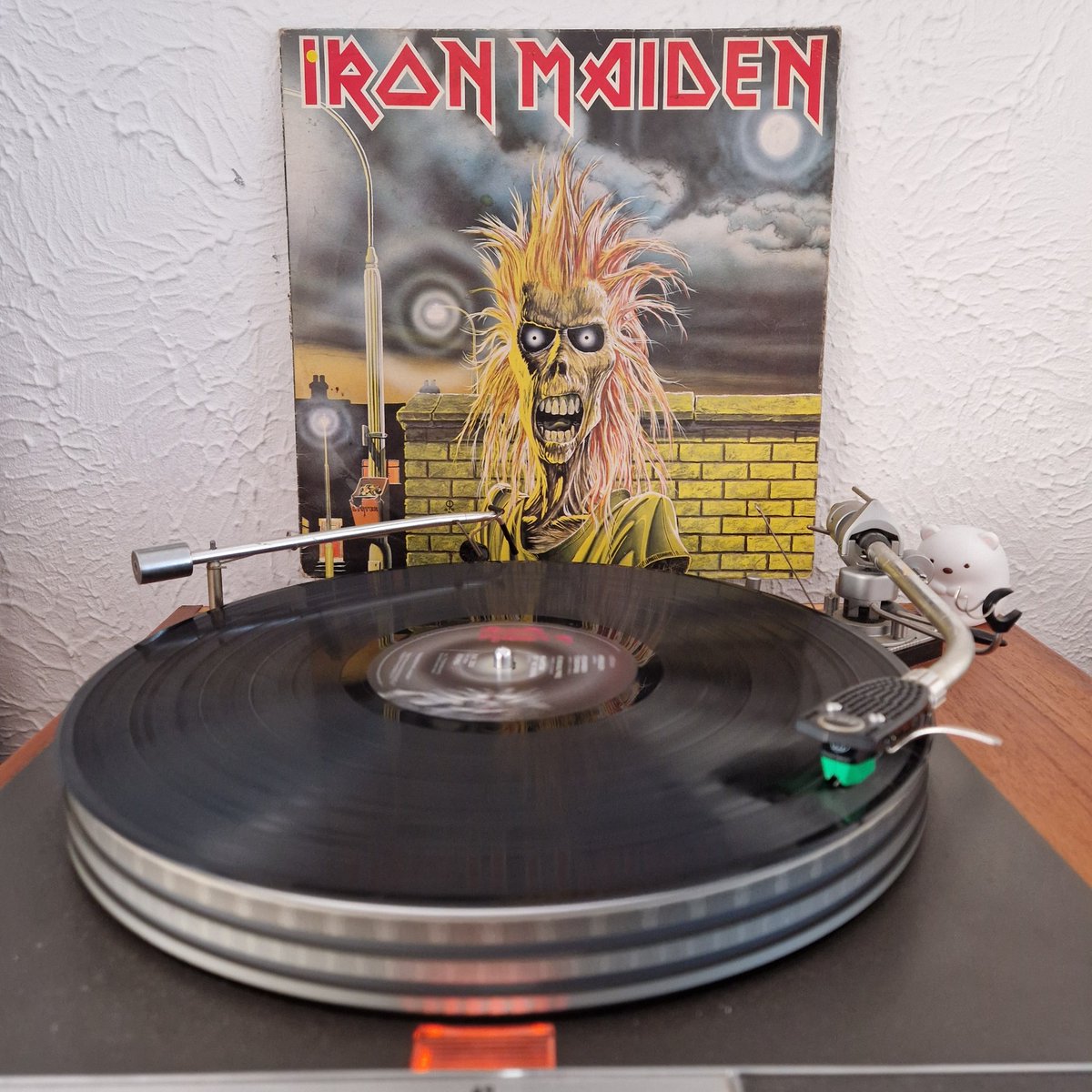 Welcome to Joel's Vinyl Adoption Agency 🐶🐱 19/40

The mighty Maiden! This copy of their debut is a crackly (number of the) beas, but once they get going it's hardly noticeable. The cover is also worn.

Fuck me this album is glorious.

To adopt comment, "I'm Running Free!!".