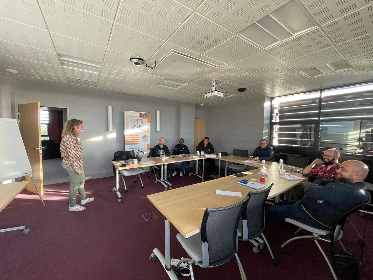 isorebatiment's tweet photo. #Formationinterne à l'encadrement de chantier cette semaine pour 6 collaborateurs du groupe ISORE. On prépare la relève ! https://t.co/lfkpdpx6mA