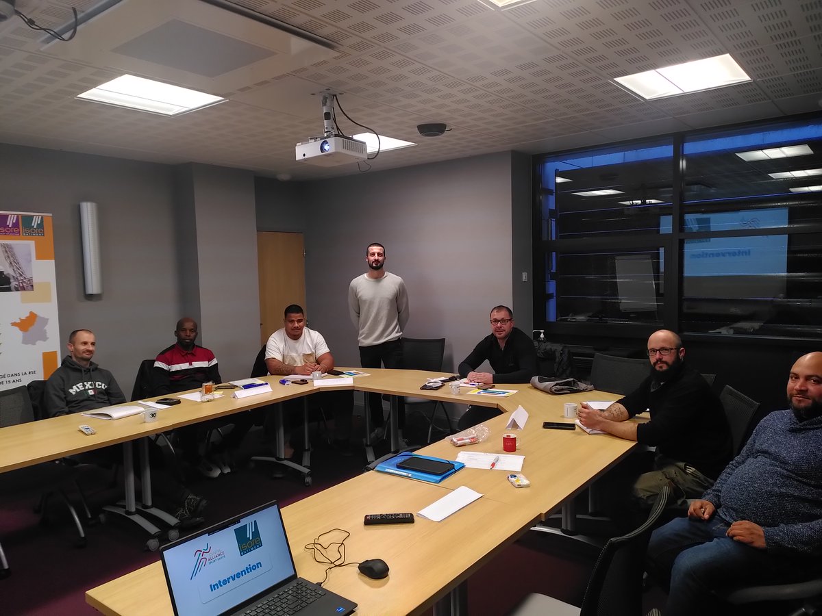 isorebatiment's tweet photo. #Formationinterne à l'encadrement de chantier cette semaine pour 6 collaborateurs du groupe ISORE. On prépare la relève ! https://t.co/lfkpdpx6mA