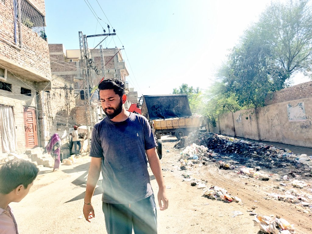 VSValmiken's tweet photo. Todays 25/11/2022
Pakistan Peoples Party Ps/66 ticket holder B.D Election 
Journal Counselor Ward.1 Viraj Sharma Valmiken Na Road Sa Kachra Uthwaty howy 
جے بھتو جے عوام  🇱🇾 https://t.co/y7p44uBC2B
