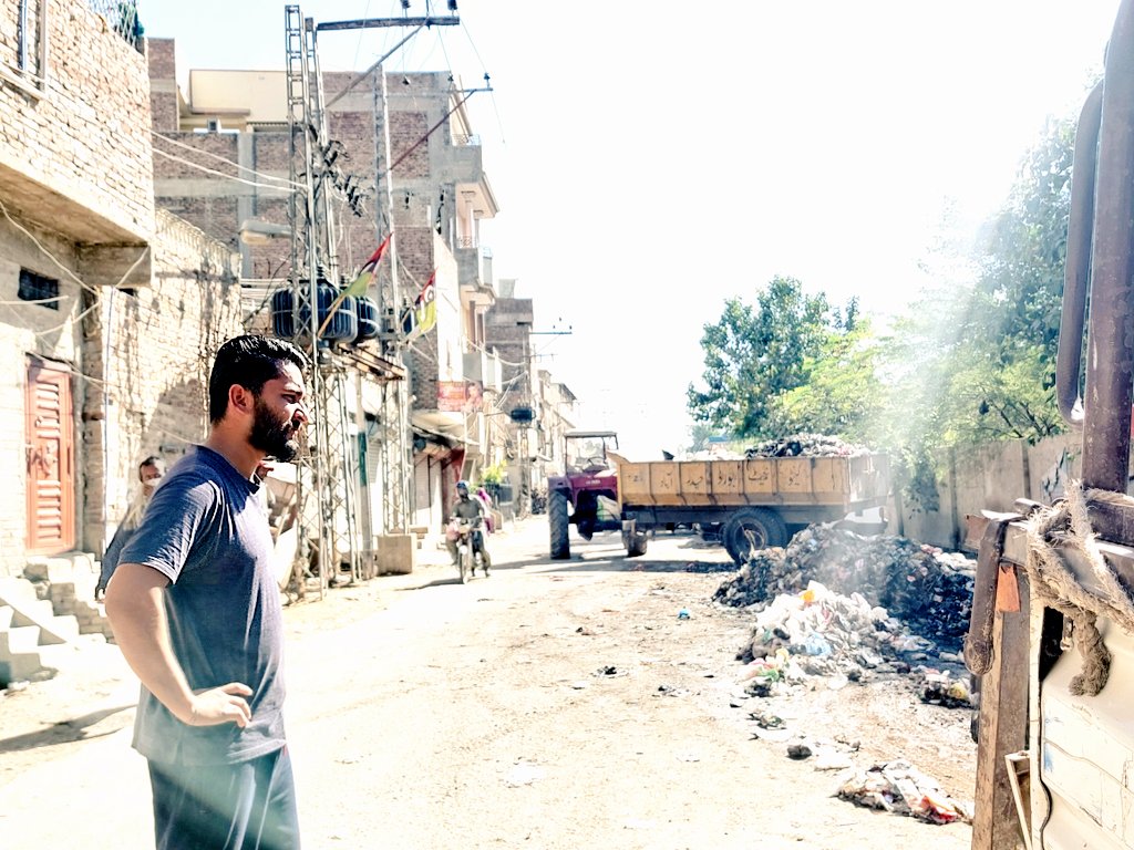 VSValmiken's tweet photo. Todays 25/11/2022
Pakistan Peoples Party Ps/66 ticket holder B.D Election 
Journal Counselor Ward.1 Viraj Sharma Valmiken Na Road Sa Kachra Uthwaty howy 
جے بھتو جے عوام  🇱🇾 https://t.co/y7p44uBC2B