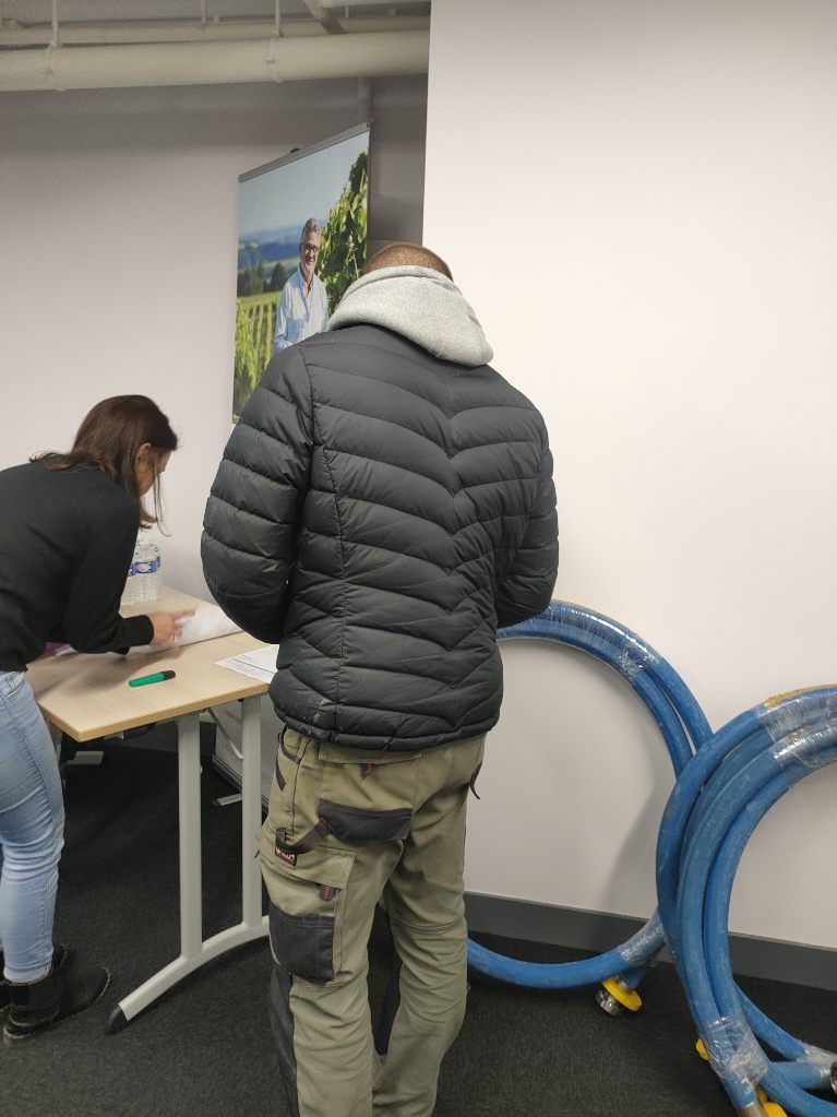 UGVCognac's tweet photo. Distribution de tuyaux eaux-de-vie, à #Ugvc pour les viticulteurs @UGVCognac avec notre partenaire Fluides Industrie
#achatsgroupés #groupervitiagri https://t.co/0t6xEnaLR0