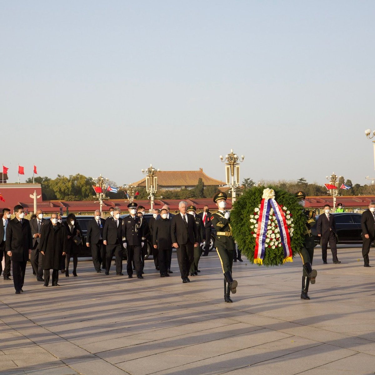 BrunoRguezP's tweet photo. En acto solemne, el Presidente @DiazCanelB depositó una ofrenda floral en nombre del pueblo y gobierno cubanos en el Monumento de los Héroes del Pueblo, ubicado en la Plaza Tiananmén.

#DíazCanelEnBeijing 🇨🇳🇨🇺 https://t.co/HmXVkELb26