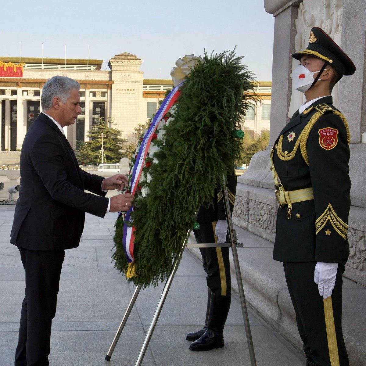 BrunoRguezP's tweet photo. En acto solemne, el Presidente @DiazCanelB depositó una ofrenda floral en nombre del pueblo y gobierno cubanos en el Monumento de los Héroes del Pueblo, ubicado en la Plaza Tiananmén.

#DíazCanelEnBeijing 🇨🇳🇨🇺 https://t.co/HmXVkELb26