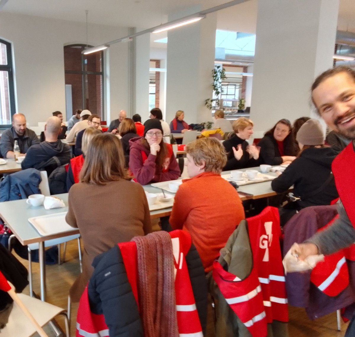 ManuelHonisch's tweet photo. Guten Morgen aus dem #Streik-Café in #Mitte 😃 Ein schöner Tag, um für #kleinereKlassen und mehr Psycholog:innen und Sozialarbeiter:innen auf die Straße zu gehen 🌤️✊🏽 @GEW_BERLIN https://t.co/8RCCV2j0sX