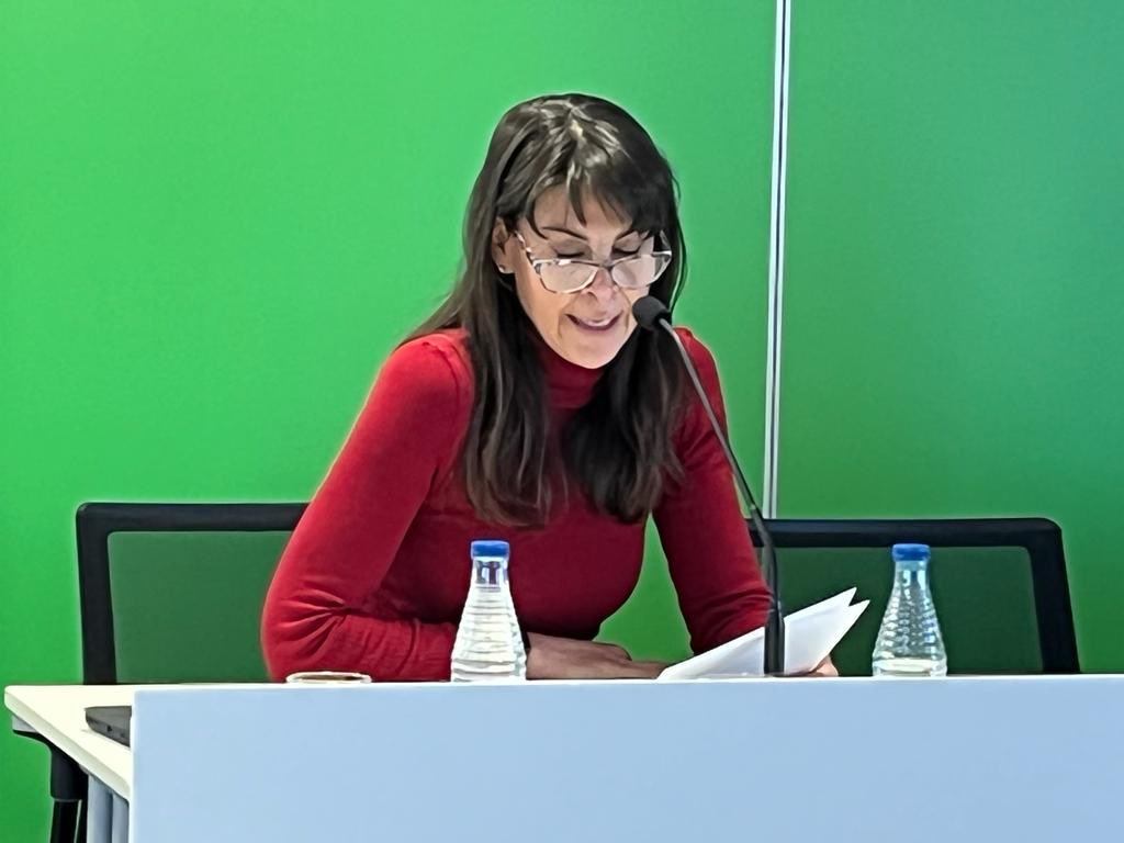 .<a href="/Elenaboticaria/">Elena Manso Salinas</a>, da la bienvenida a los asistentes y presenta a <a href="/EdgarALachen/">Edgar Abarca Lachén</a>, profesor e investigador de la Universidad San Jorge. “La #formulaciónmagistral tiene un futuro prometedor, el medicamento individualizado supone una solución para muchos huecos”.
