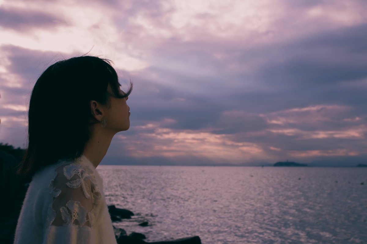 RuinoAyu's tweet photo. 先月、久しぶりに海に行って水遊びしました。撮影してもらった時のキラキラしてた水面と、光とが蘇る、素敵な写真をいただいたので載せます🌞
元気ですか。お元気でしたら幸いです。
只今、放電出来るよう蓄電中です🔋

秋の海と夕陽と🌅🌊

photoes by @Futa_photo https://t.co/8sOET4iinW