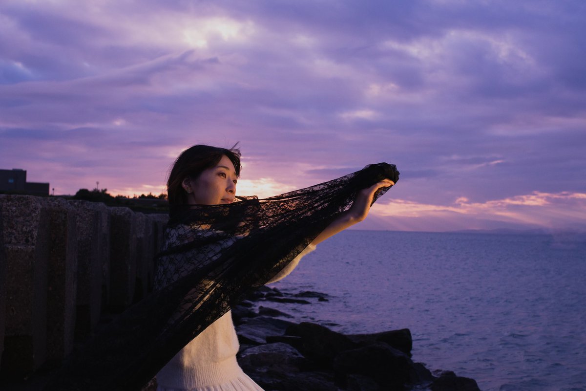 RuinoAyu's tweet photo. 先月、久しぶりに海に行って水遊びしました。撮影してもらった時のキラキラしてた水面と、光とが蘇る、素敵な写真をいただいたので載せます🌞
元気ですか。お元気でしたら幸いです。
只今、放電出来るよう蓄電中です🔋

秋の海と夕陽と🌅🌊

photoes by @Futa_photo https://t.co/8sOET4iinW