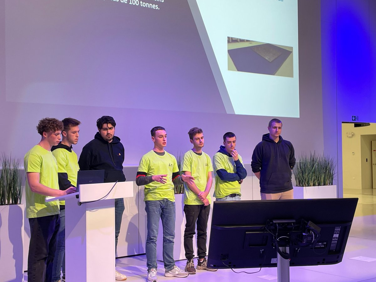 AIFonline_eu's tweet photo. 𝗥𝗢𝗔𝗗𝗧𝗥𝗔𝗜𝗡 𝟮𝟬𝟮𝟮 | 𝟲𝟰 participants, 𝟴 équipes pour notre rallye d'#entreprises et relever le #challenge des soutenances express !

𝗕𝗿𝗮𝘃𝗼 aux #étudiants d'avoir tenu le rythme des visites pendant deux jours et réussi de 𝘀𝘂𝗽𝗲𝗿𝗯𝗲𝘀 𝘀𝗼𝘂𝘁𝗲𝗻𝗮𝗻𝗰𝗲𝘀 ! https://t.co/8bVsRIejaW
