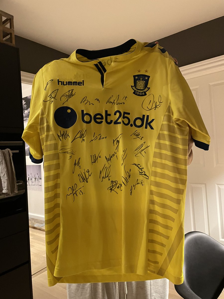 Vi fejrer julen med en adventskalender, Hver søndag kommer der en ny match worn trøje op 🎅

Søndag kommer denne <a href="/BrondbyIF/">Brøndby IF</a>. Kan du (inden søndag) gætte hvilken spiller, så retweet med det rigtige svar og få et gratis lod i lodtrækningen 🎄

Held og lykke 🤞