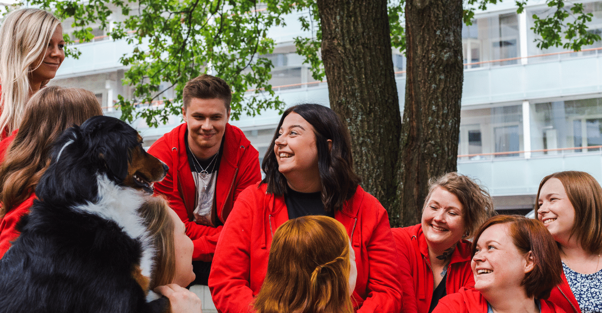 Vaikuttavin #Arvoteko 2022 on <a href="/LahdenD/">lahden_diakonialaitos</a> sote-työpaja Stoori! 💜 Työpaja innostaa Päijät-Hämeen nuoria sote-alalle vaikuttavin tuloksin, jopa neljä viidestä osallistuneesta nuoresta on löytänyt opinto- tai työpolun toiminnan kautta. 

arvoliitto.fi/ajankohtaista/…