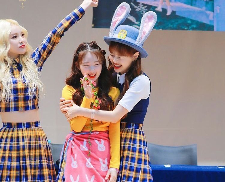 hdyeojin's tweet photo. we love u forever chuu ... https://t.co/7Z8F7uaSoy
