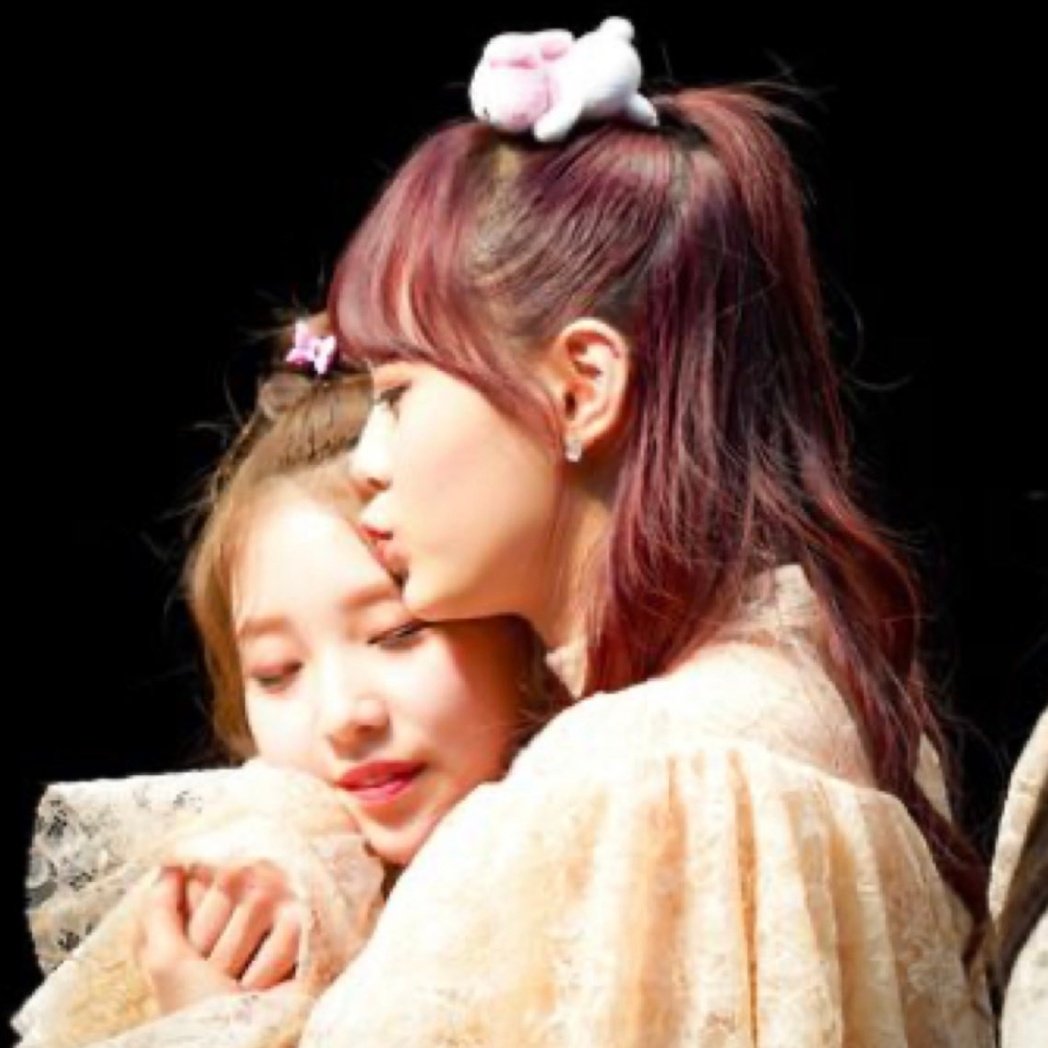 hdyeojin's tweet photo. we love u forever chuu ... https://t.co/7Z8F7uaSoy