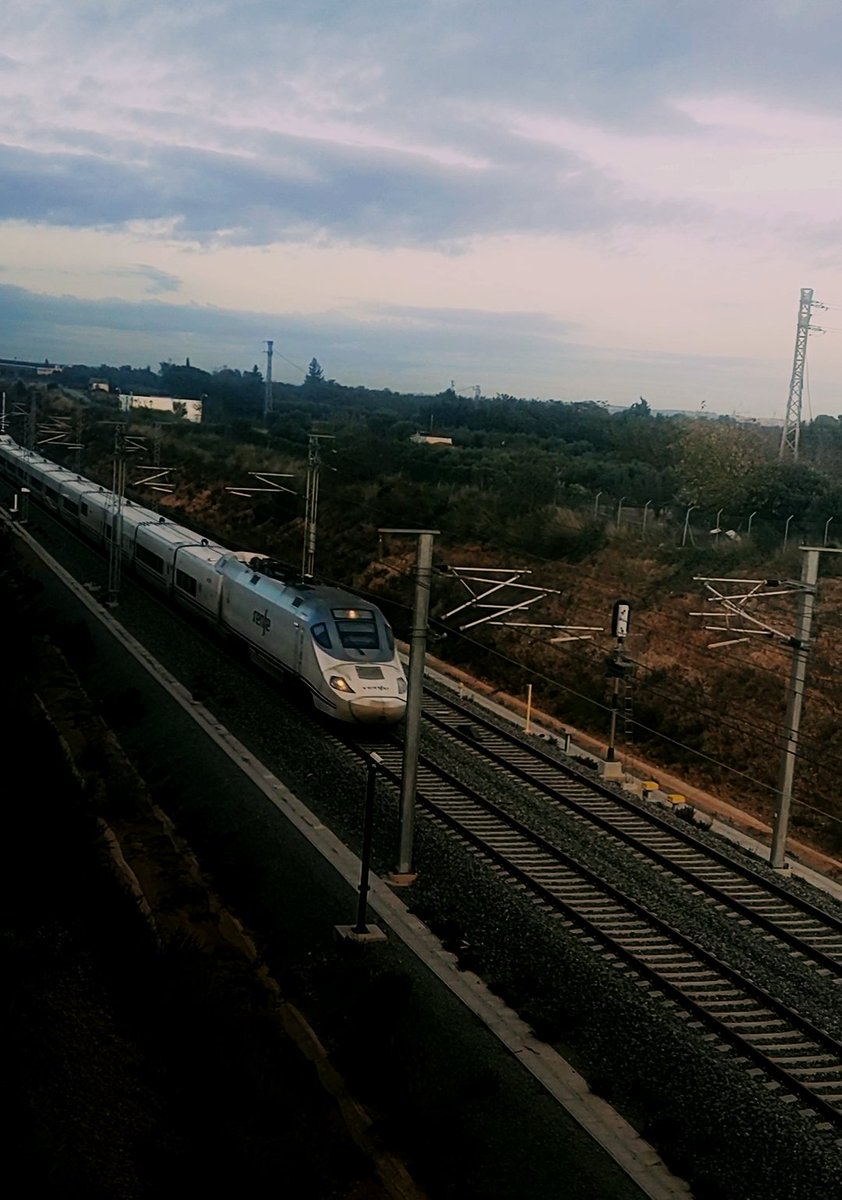 Hectorcito2006's tweet photo. @Renfe Alvia S-130 destino Alacant https://t.co/qscNDhb3Zy