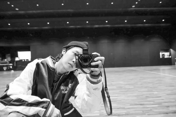 sugadboy's tweet photo. — El próximo miércoles, #JHOPE estará presentándose en el segundo día de los premios MAMA y compartió algunas fotos de su ensayo:
https://t.co/a8SqYrFwwi

"ESTOY LISTO 🤪"

↓ https://t.co/O33cNgpSMf