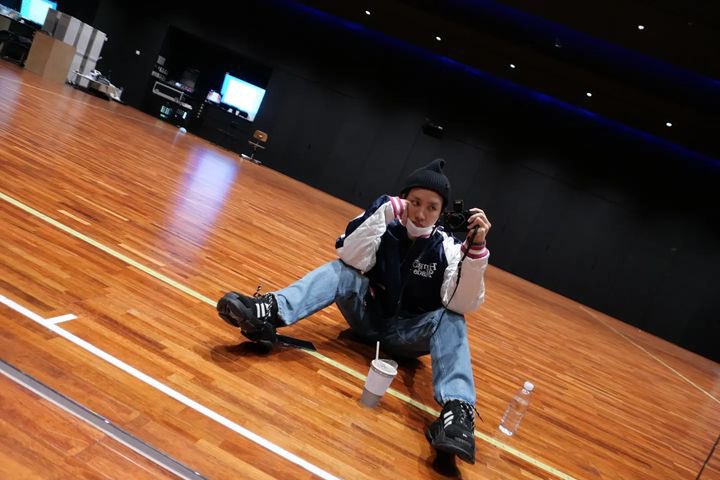 sugadboy's tweet photo. — El próximo miércoles, #JHOPE estará presentándose en el segundo día de los premios MAMA y compartió algunas fotos de su ensayo:
https://t.co/a8SqYrFwwi

"ESTOY LISTO 🤪"

↓ https://t.co/O33cNgpSMf