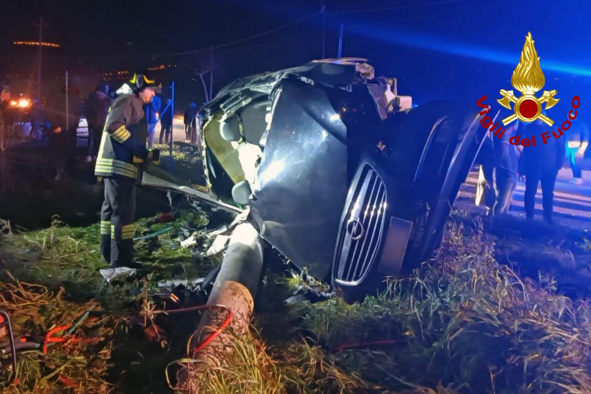 zazoomblog's tweet image. Auto sbanda e sbatte contro un palo di cemento due uomini in ospedale - #sbanda #sbatte #contro #cemento zazoom.it/2022-11-25/aut…