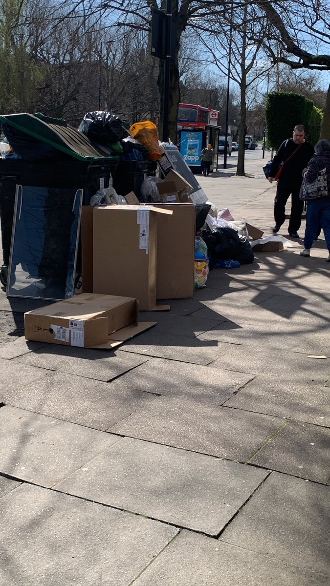 jonolyons's tweet photo. @IslingtonBC Every day these bins are like this because your waste team don’t do there job properly. @RowChampion you are exec member for environment, How can this be fixed? @TriciaClarkeM @satnam1 you are our ward councillors. What are you doing to prevent this? @lvmeucci https://t.co/9HAj8pUi0Q