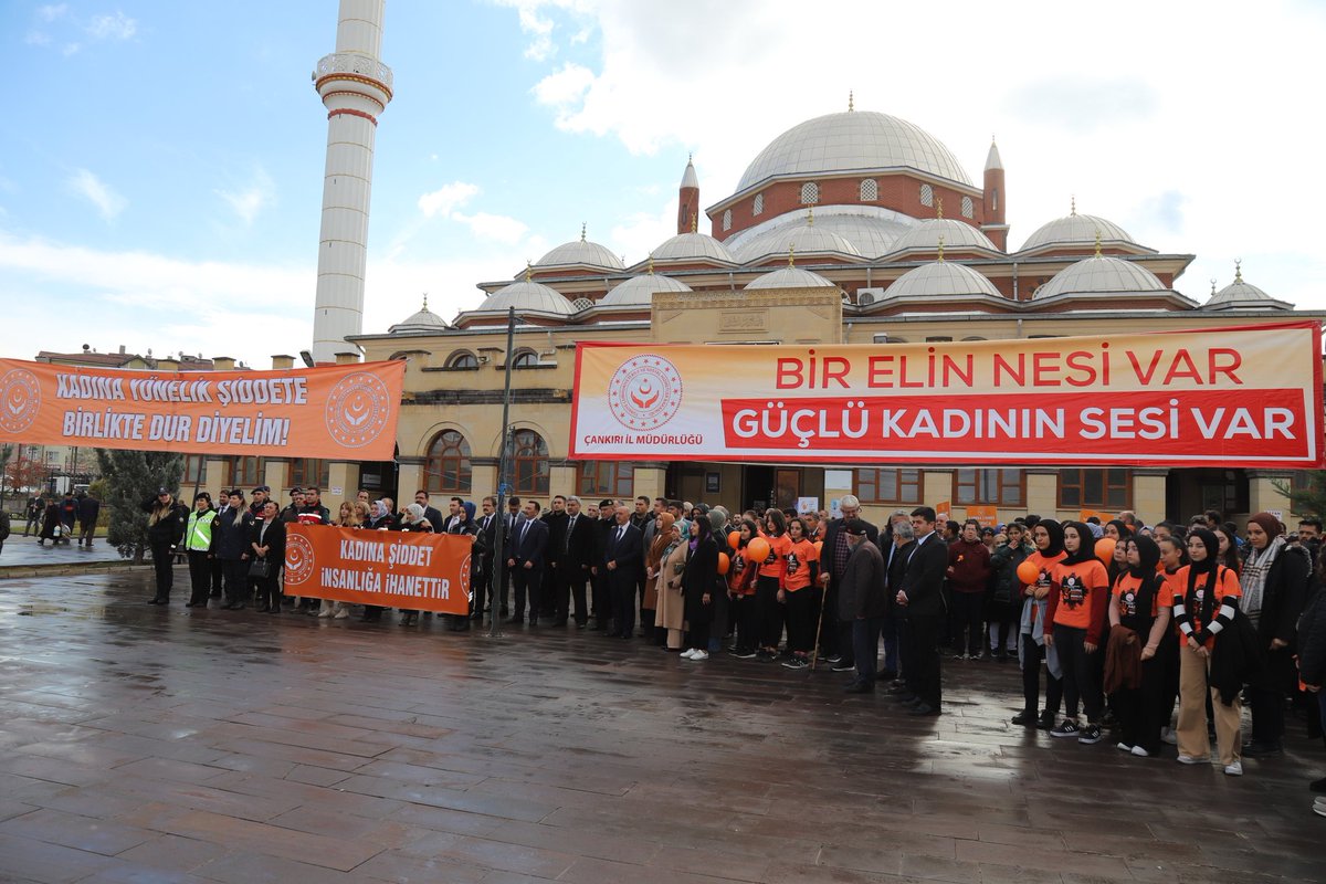 Valimiz <a href="/AbdullahAyaz78/">Abdullah Ayaz</a>, Kadına Yönelik Şiddete Karşı Uluslararası Mücadele Günü nedeniyle düzenlenen yürüyüş etkinliğine katıldı.

Anıt Alanından başlayan yürüyüş etkinliği, Ahmet Yesevi Camii bahçesinde kurulan stantların gezilmesiyle son buldu.