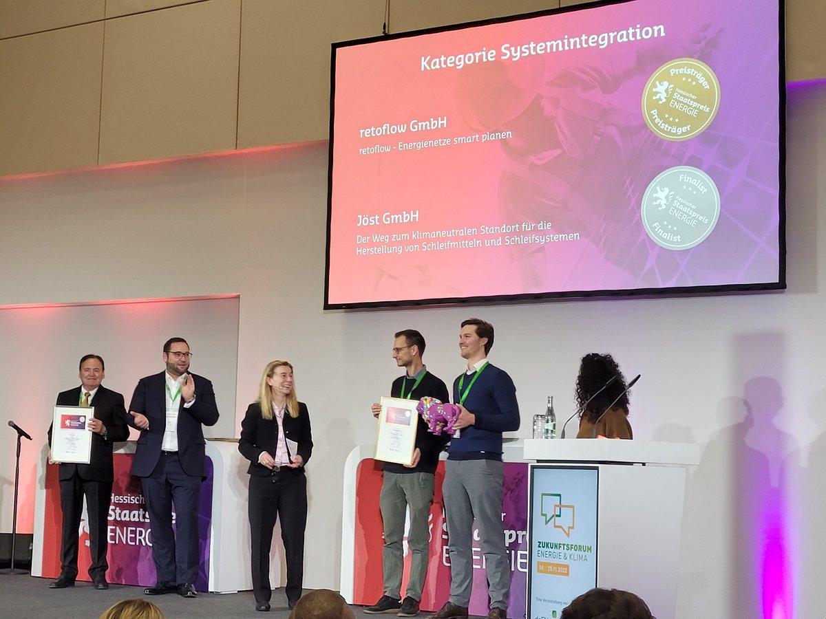 LEA_Hessen's tweet photo. retoflow entwickelt eine digitale #Datenplattform für die Planung von Strom-, Gas-, Wasser- u. Wärmenetzen u. unterstützt damit z.B. #Stadtwerke🔌
Herzlichen Glückwunsch zum Gewinn der Kategorie Systemintegration d. Hessischen #Staatspreis! 🏆
#Zukunftsforum @WirtschaftHE https://t.co/yf2qglTPvy
