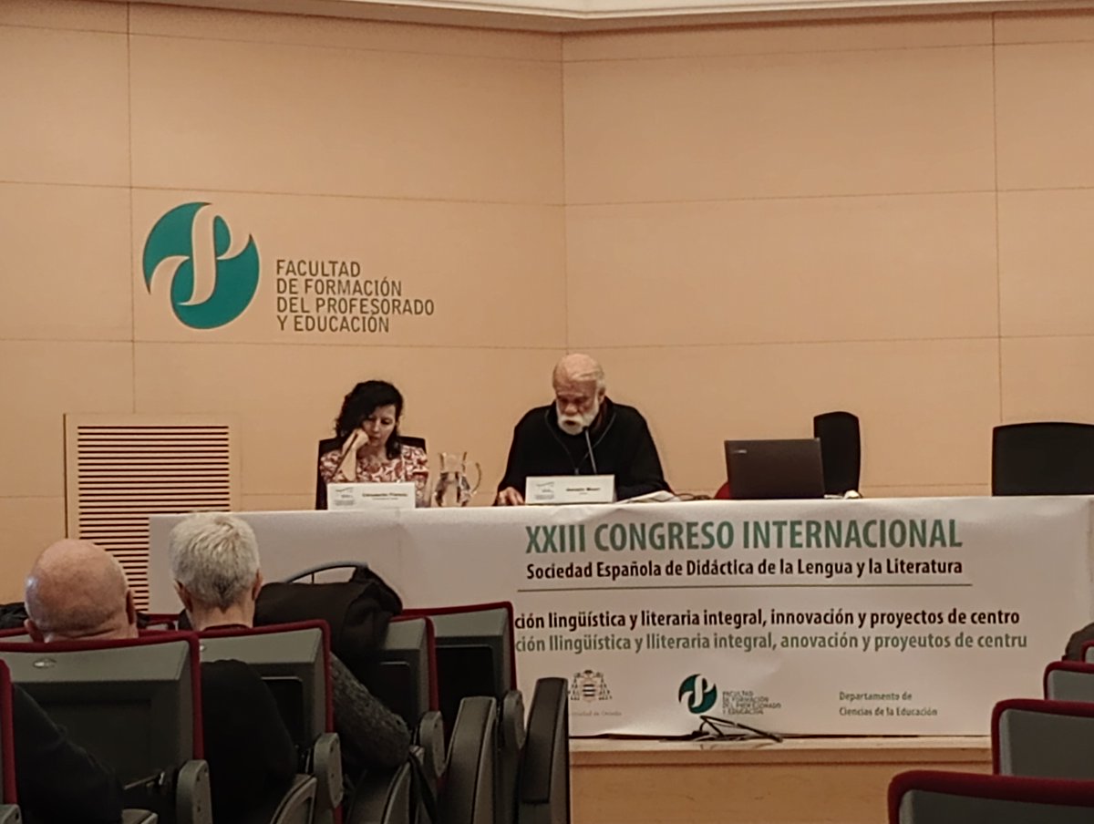 sedll2022's tweet photo. La primera sesión de la jornada del Congreso #sedll2022 ha tenido hoy a Gonzalo Moure como protagonista y su conferencia-coloquio "Escribir es tomar el poder”, porque como nos recordó “Sin leer la vida puede ser larga pero estrecha” https://t.co/IYB1DT4Xln