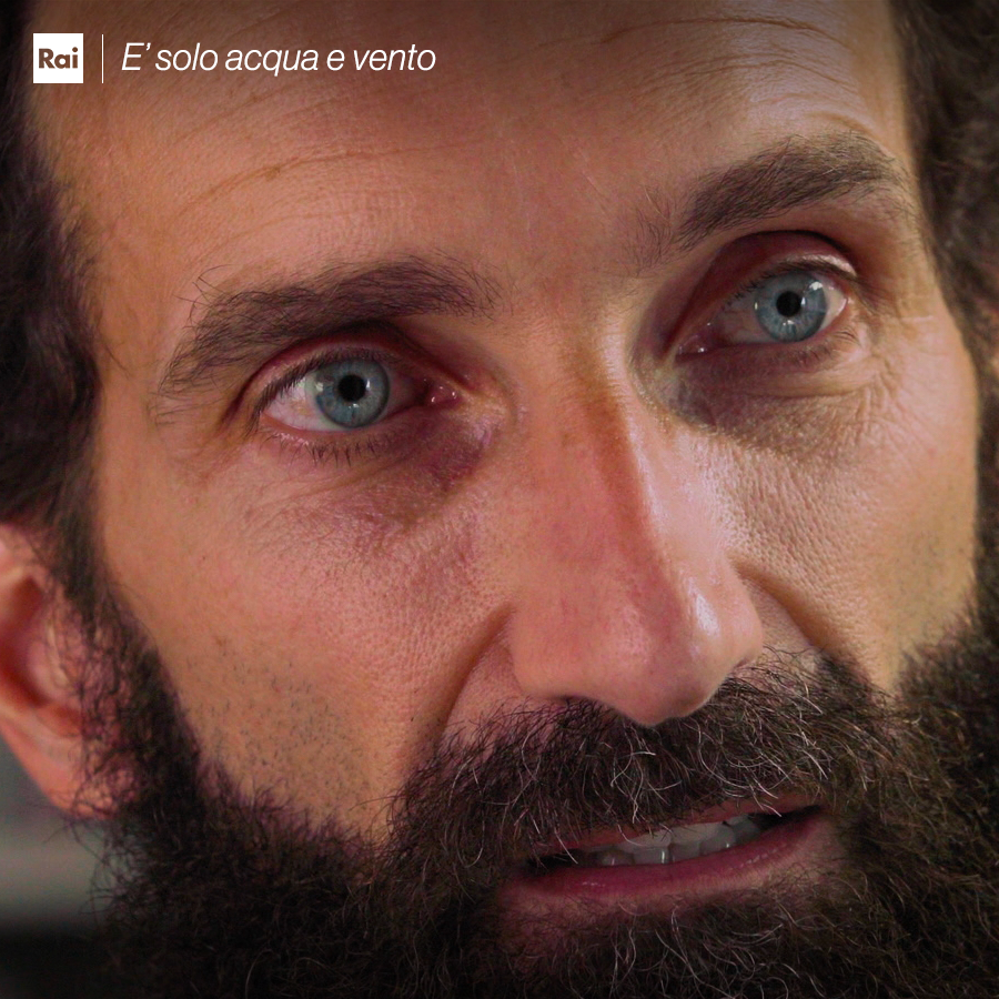 #ESoloAcquaEVento: un documentario scritto e diretto da <a href="/lucarosini2/">Luca Rosini</a> e prodotto da #Raidocumentari in onda oggi alle 16:00 su <a href="/RaiTre/">Rai3</a>.
Un ritratto dell’esploratore <a href="/AlexBellini1/">chicken</a> e delle sue avventure oltre le insidie della condizione umana.