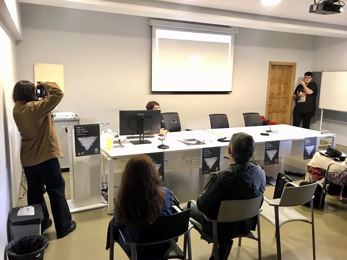 ESTÁ PASANDO. #CompostelaEnNegro tamén na educación. No #MestreMateo falando cos alumnos e alumnas sobre a acción, como xurdeu e se expandeu alto e claro! 🖤 Vémonos as 12h no Obradoiro para a lectura do Manifesto 💪🏻

 #25N #EnNegro2022 <a href="/PazodeRaxoi/">Concello de Santiago</a> @CompostelaTm <a href="/mrosonf/">Mercedes Rosón 🍉</a>