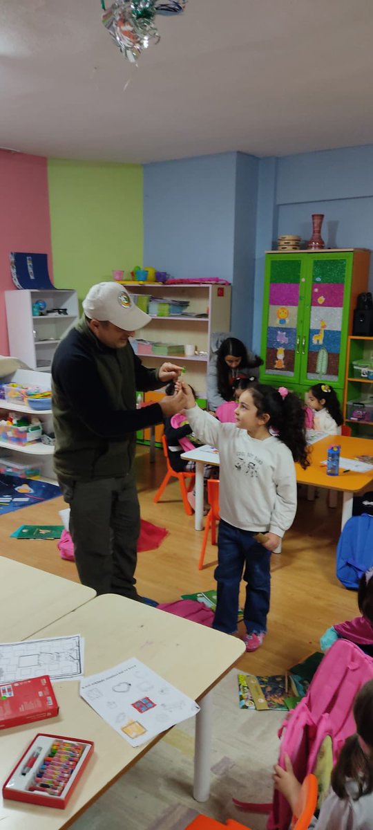 OrmanUrfa's tweet photo. 24 Kasım Öğretmenler günü anısına Viranşehir ilçesi Zübeyde Hanım Anaokulunda Öğretmen ve öğrenciler ile Fidan dikim etkinliği yapıldı ve öğrencilere okul çantası hediye edildi. https://t.co/kKGJVXoZYI
