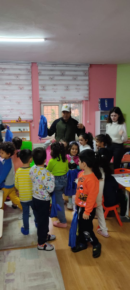 OrmanUrfa's tweet photo. 24 Kasım Öğretmenler günü anısına Viranşehir ilçesi Zübeyde Hanım Anaokulunda Öğretmen ve öğrenciler ile Fidan dikim etkinliği yapıldı ve öğrencilere okul çantası hediye edildi. https://t.co/kKGJVXoZYI