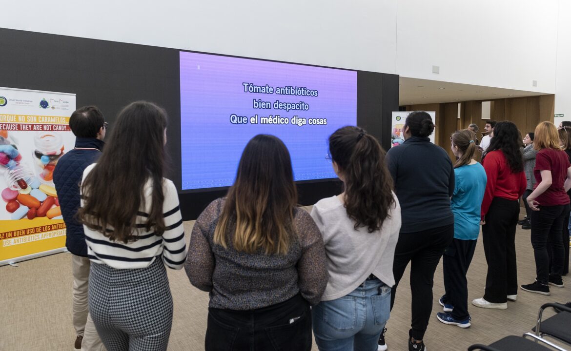 Los estudiantes de Ciencias de la Salud del <a href="/uchceu/">Universidad CEU UCH</a> organizan un karaoke para concienciar sobre el buen uso de los antibióticos bit.ly/3VosJOZ