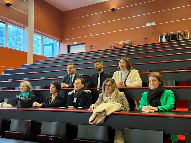 Mme PRESTAUX, IA DASEN <a href="/DSDEN_03/">DSDEN Allier</a> a assisté au Forum CAP AVENIR au lycée Larbaud CUSSET destiné aux élèves de 3è organisé par le <a href="/VichyCio/">CIO Vichy-Cusset</a> et les établissements scolaires du bassin de Vichy.
<a href="/acclermont/">Académie de Clermont-Ferrand</a> 
⏩1100 élèves ont participé 
⏩ 40 organismes venus présenter leur formation