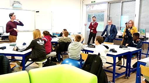 dsden_80's tweet photo. Dispositif Travail en classe (TEC) innovant au collège Jean Moulin à Albert présenté au #DASEN80 et à l'association #TDAHPourUneEgalitéDesChances qui a fourni une partie du matériel pour la classe flexible. Une équipe dynamique et investie > viser l'autonomie des élèves🙋. https://t.co/FGLFcvHm9R