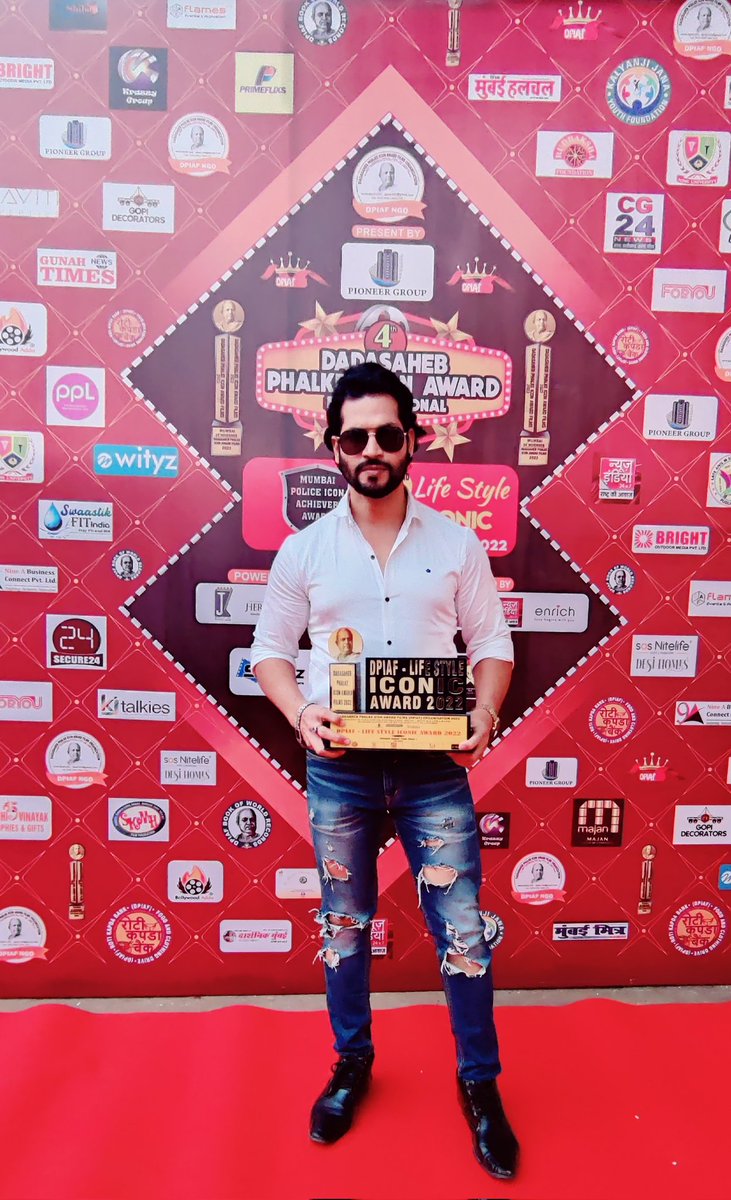 Abhanshkumar's tweet photo. 🥰✌️❤️Thanks so much DPIAF team and Kalyan ji for this awards❤️ #Abhanshkumar #dadasahebfalkeawards #iconicawards2022 #actor #bollywood #tollywood #DPIAF #mumbai https://t.co/wWteWTjDJ7