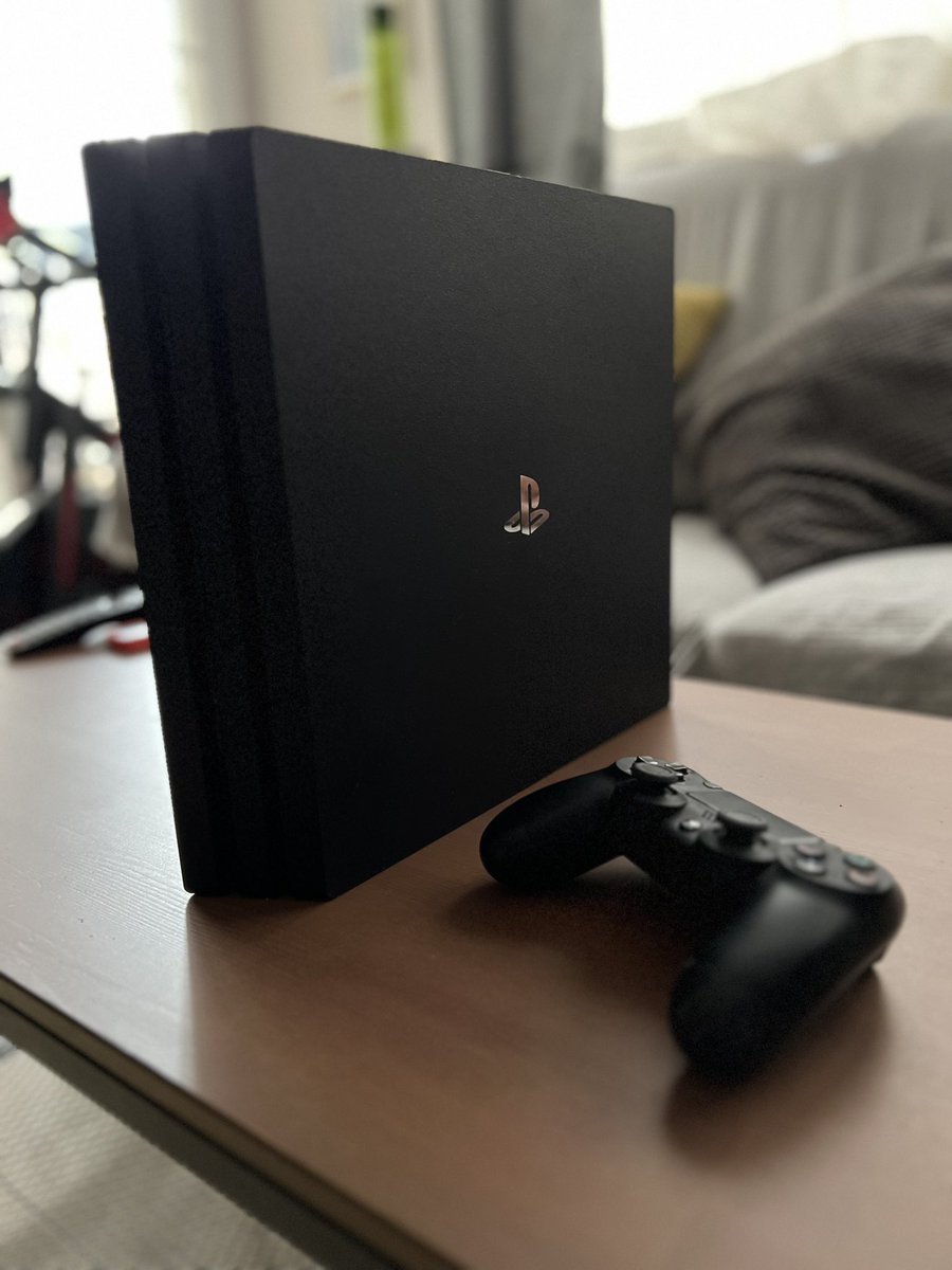 ramonrosavfx's tweet photo. Intentar vender la PS4 Pro en Wallapop está siendo una odisea, así que la publico por aquí por si interesa a alguien. PS4 Pro de 1TB con todos sus cables, sin caja, 220€ en Madrid. https://t.co/V9HAHzFaUo