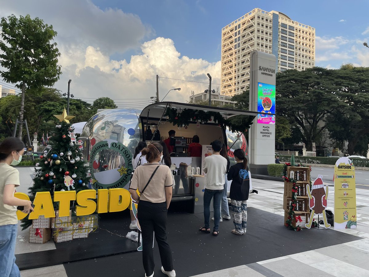 mijiko_cms's tweet photo. Ad campaign แบบ outdoor น่ารัก🎄
#OatsideTH #Oatside https://t.co/g5qlLFqp0x