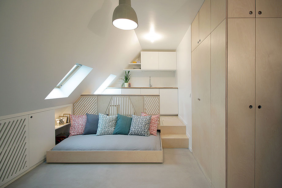 Interior_es's tweet photo. Tan sólo 15 m² tiene este acogedor #ático, reformado con mucho ingenio por Batiik Studio, que diseñó un #mueblemodular, fabricado a medida, que se puede transformar en #cama, #sofá y #mesa de #comedor.
-> Fotografías: Bertrand Fompeyrine
-> https://t.co/h9AC7ltUyx
-> #París https://t.co/rFB7comRFr
