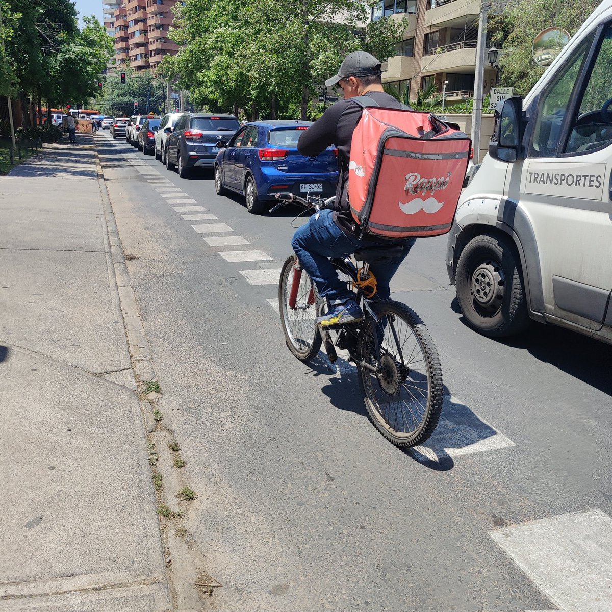 abejasdechile1's tweet photo. Estimados @MTTChile, ¿por qué no fiscalizan las bicimotos?
Recordar, que su motor a combustión y de dos tiempos, lo que hace que sus gases sean extremadamente tóxicos para quienes respiran la nociva estela. Y, de remate, circulan por las ciclovías, intoxicando a los ciclistas. https://t.co/9898mPX3ft