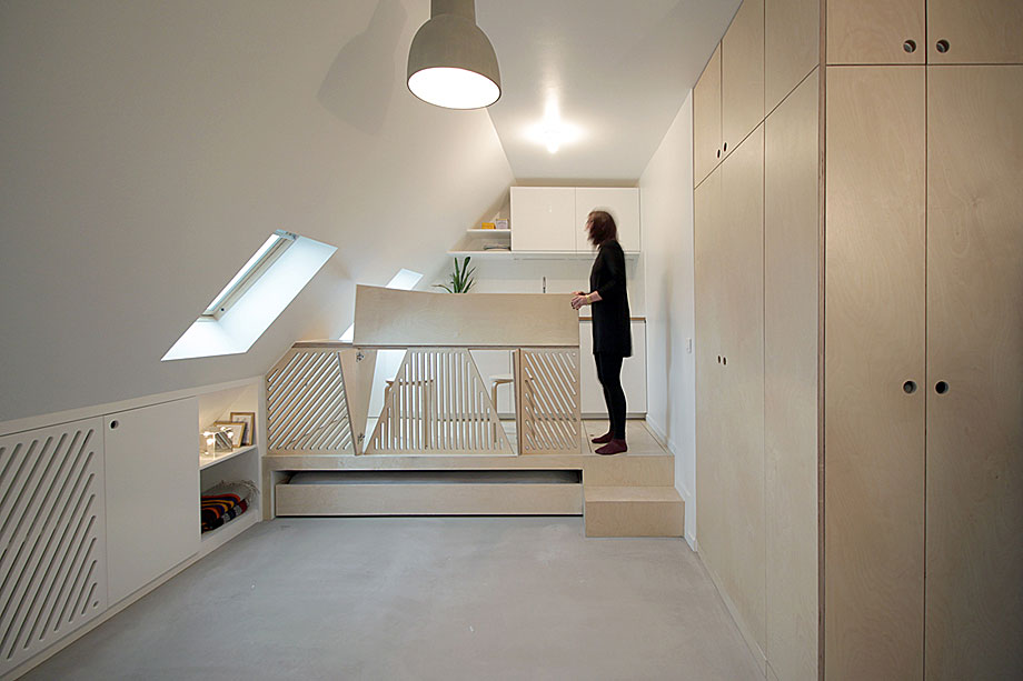 Interior_es's tweet photo. Tan sólo 15 m² tiene este acogedor #ático, reformado con mucho ingenio por Batiik Studio, que diseñó un #mueblemodular, fabricado a medida, que se puede transformar en #cama, #sofá y #mesa de #comedor.
-> Fotografías: Bertrand Fompeyrine
-> https://t.co/h9AC7ltUyx
-> #París https://t.co/rFB7comRFr
