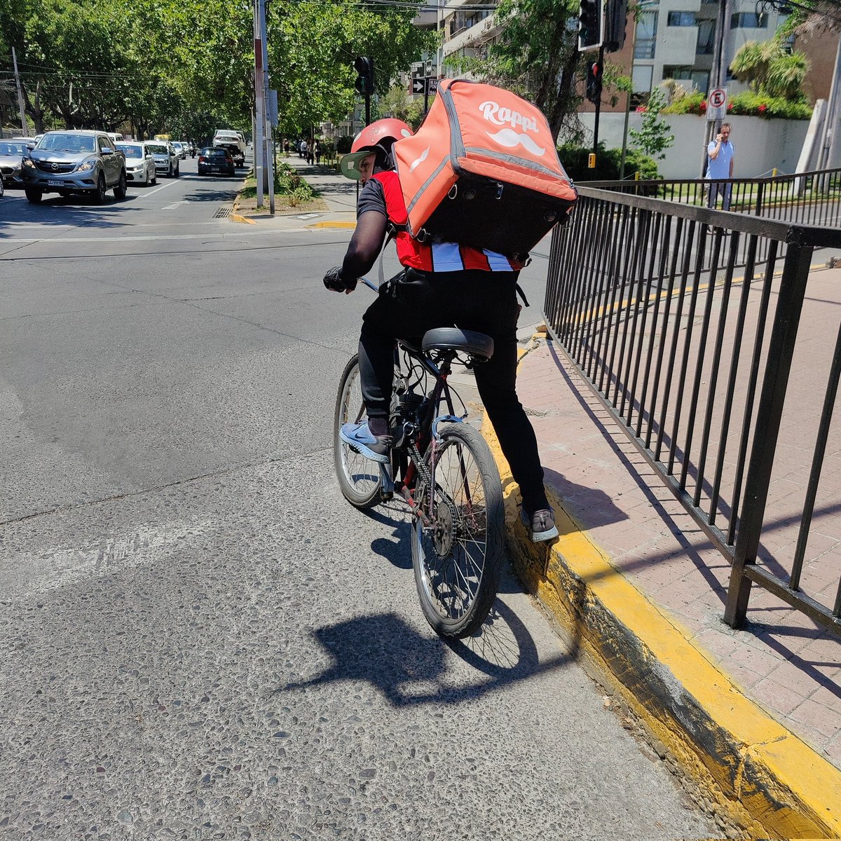 abejasdechile1's tweet photo. Estimados @MTTChile, ¿por qué no fiscalizan las bicimotos?
Recordar, que su motor a combustión y de dos tiempos, lo que hace que sus gases sean extremadamente tóxicos para quienes respiran la nociva estela. Y, de remate, circulan por las ciclovías, intoxicando a los ciclistas. https://t.co/9898mPX3ft