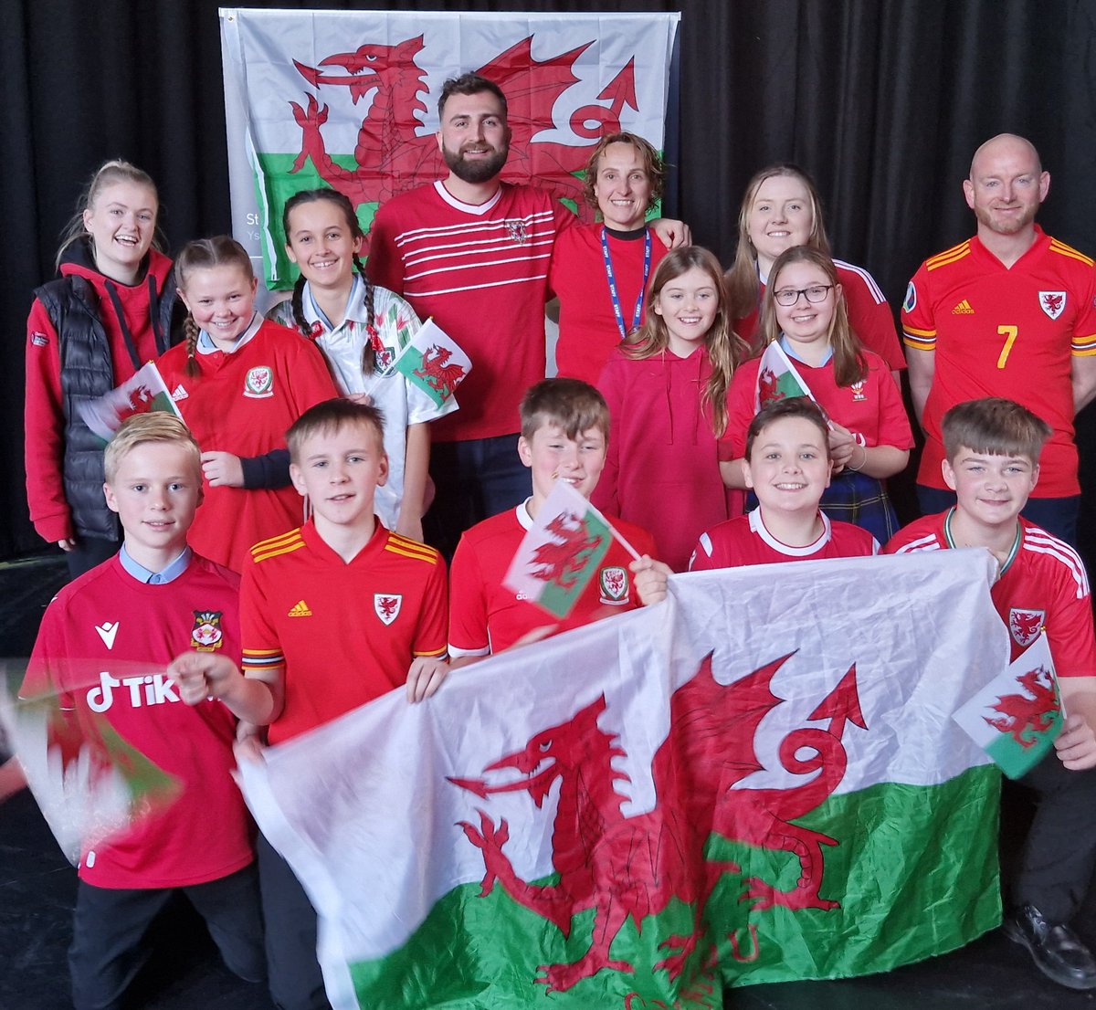 #IRNWAL #YWalGoch <a href="/Cymru/">Wales 🏴󠁧󠁢󠁷󠁬󠁳󠁿</a> <a href="/Ian_Rush9/">Ian Rush MBE</a> C'monCymru 🙌🏴󠁧󠁢󠁷󠁬󠁳󠁿🙌🏴󠁧󠁢󠁷󠁬󠁳󠁿#YmaOHyd
#LearningtogetherinChrist 🙏💙