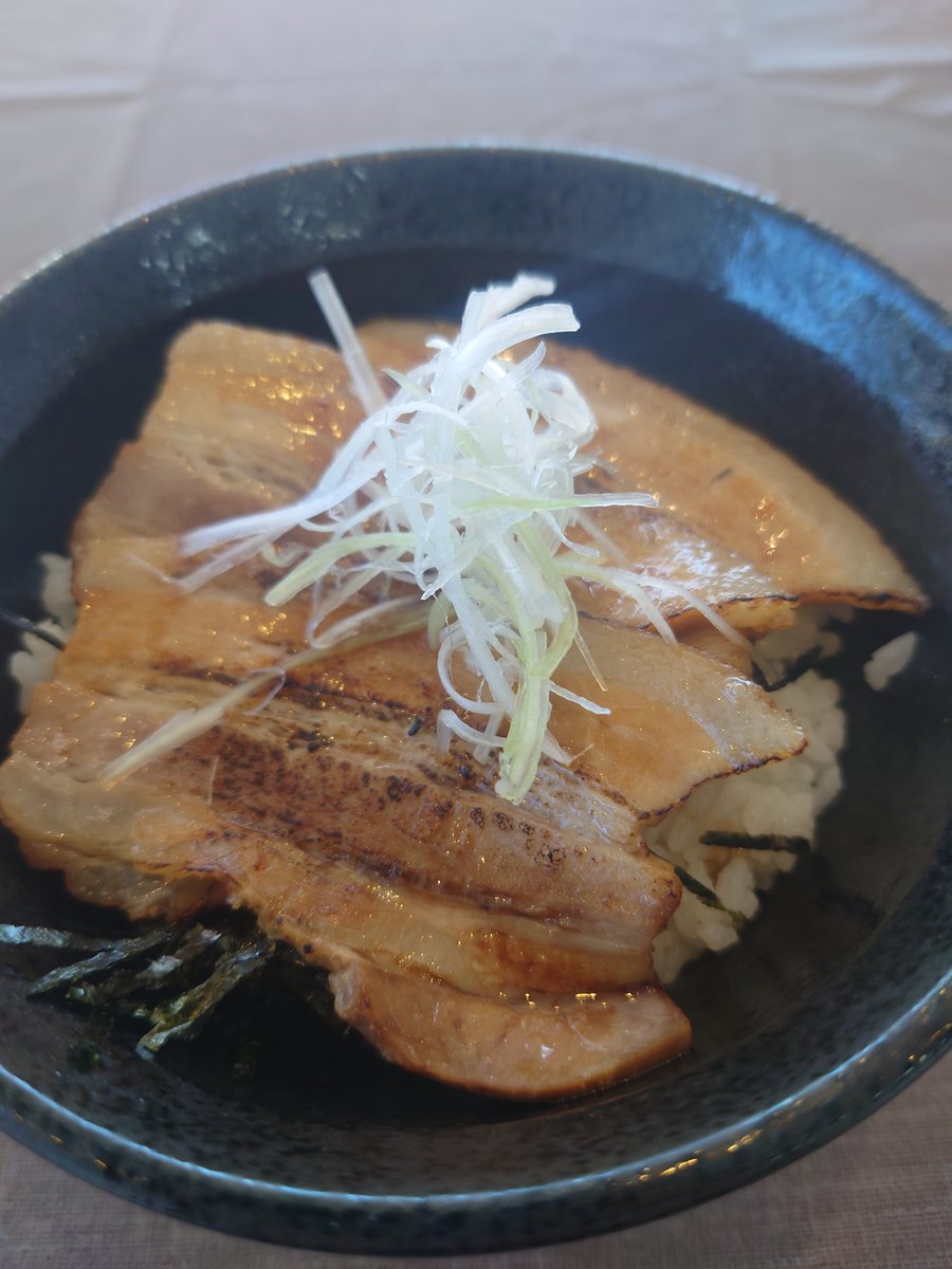 BOO92535237's tweet photo. つくば市谷田部４３８５−２ ラジコンアリーナ 2F
鶏白湯ラーメン朝陽  さん

１０月１日オープンしたばかり🎶

塩　特製盛り➕チャーシュー丼

女性にも食べやすいあっさりでしたよ🙌👍

チャーシュー丼は炙ってる分香りがよしよしでした🤗

今度は醤油食べてみようかなぁ🤔

ご馳走様っす🐖 https://t.co/piCpnDMgnL