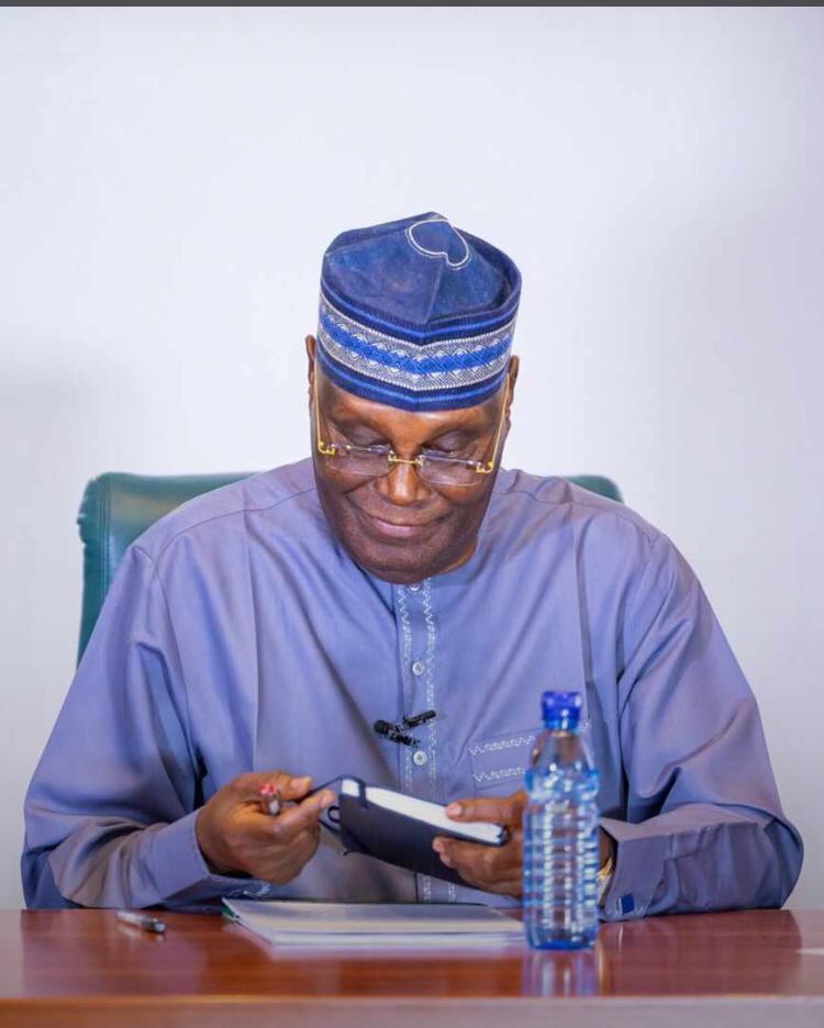 Danjarida03's tweet photo. Happy birthday, a unifier, the Democrat defender. Sir, Alh @atiku 🦅💙🎊 https://t.co/Cp9K6czUqV