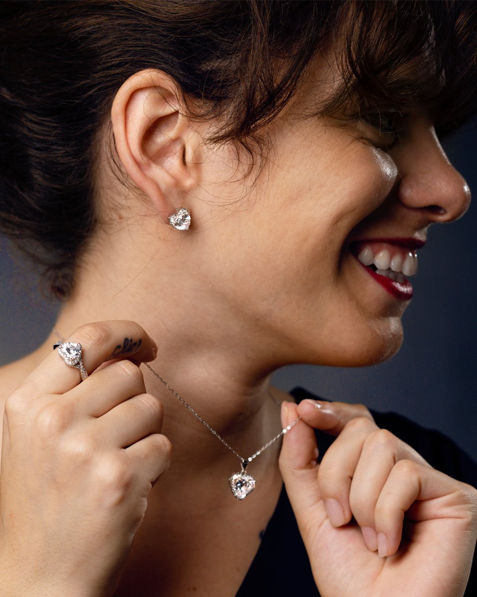 CCELTABLERO's tweet image. ¡Empieza Black Friday!  ¿Ya tienes claro que joyas van directas a tu 🖤? 
timeroadshop.com/es-ES
#TimeRoad

📍 #CCElTablero 🌅
ℹ️ cceltablero.com

#timeroadshop #joyeria #relojeria #joyas #relojes  #collar #pendientes #anillo