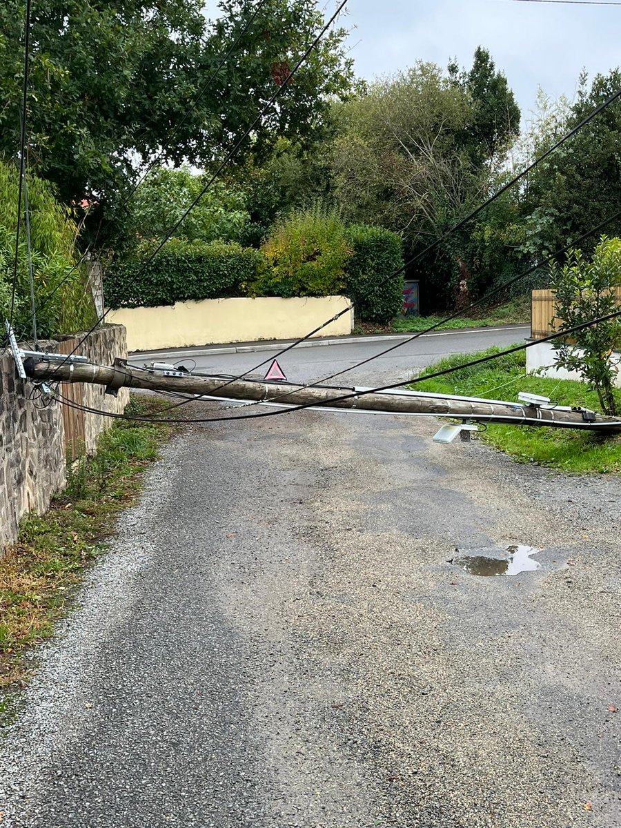 Hello <a href="/SFR_SAV/">Assistance SFR</a> , @sfr après deux mois et 4 passages de techniciens, la fibre n'est toujours pas rétablie suite à la chute d'un poteau. Que faut-il faire pour enfin résoudre cette situation