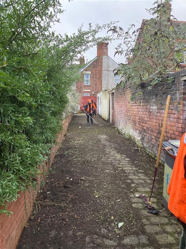 nwprobation's tweet photo. Fantastic work by the Wirral team, clearing alleys and pathways undertaking partnership work with @wirralcouncil. Hard work, team work and the use of hand tools lead to lots of bags of green waste and a vastly improved area for the residents. #communitypayback @CEOHMPPS @hmpps https://t.co/5q65AZOutg