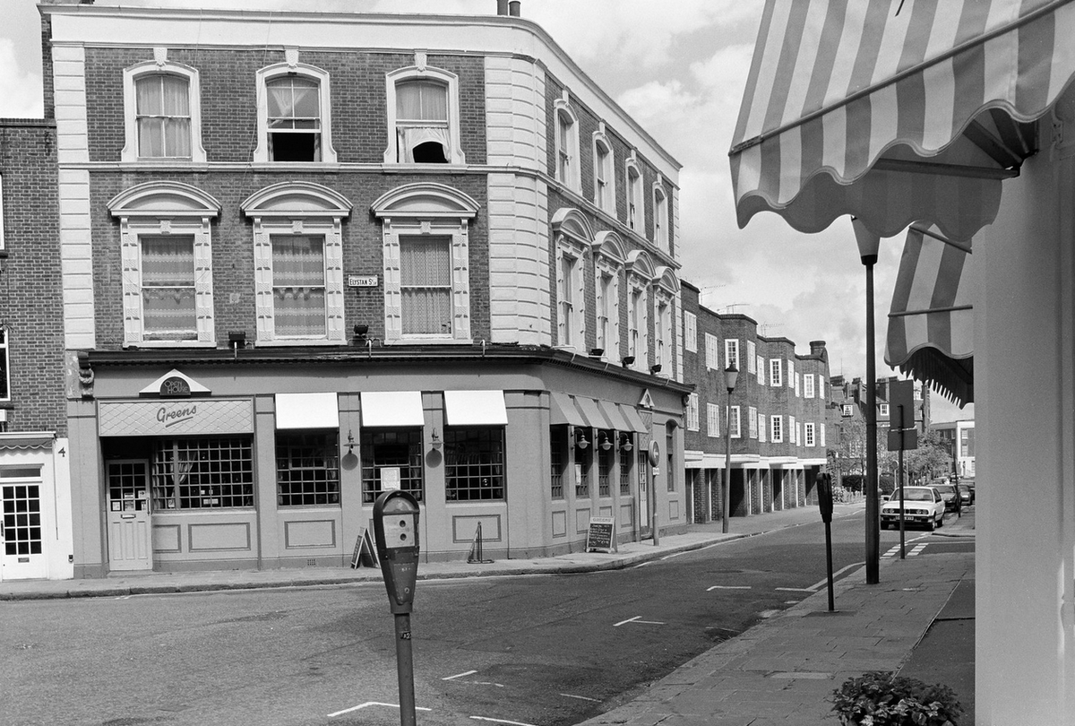 RobertElms's tweet photo. 🕵️‍♀️Today on #NotesandQueries Pippa in Chiswick is searching for information on her late Mum’s pub ‘Greens’ (formerly The Red House) on Chelsea Green – were you a regular there in the 80’s? Or one of the women only staff employed there?

Call us on 0800 731 2000. ☎️ https://t.co/wb4JIKnHit