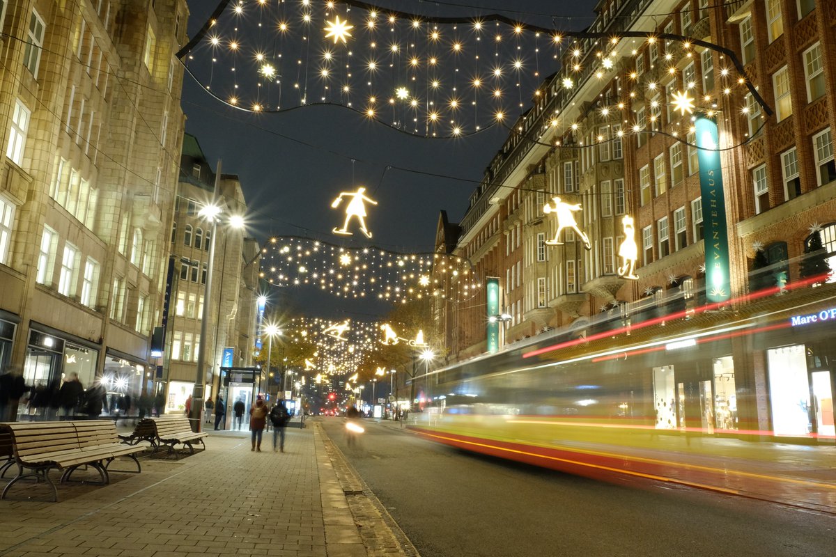Denkt dran, morgen (ca. 8-20 Uhr) findet in der Mö wieder die Weihnachtsparade satt & unsere Busse fahren entsprechend Umleitungen 👇 #hvv