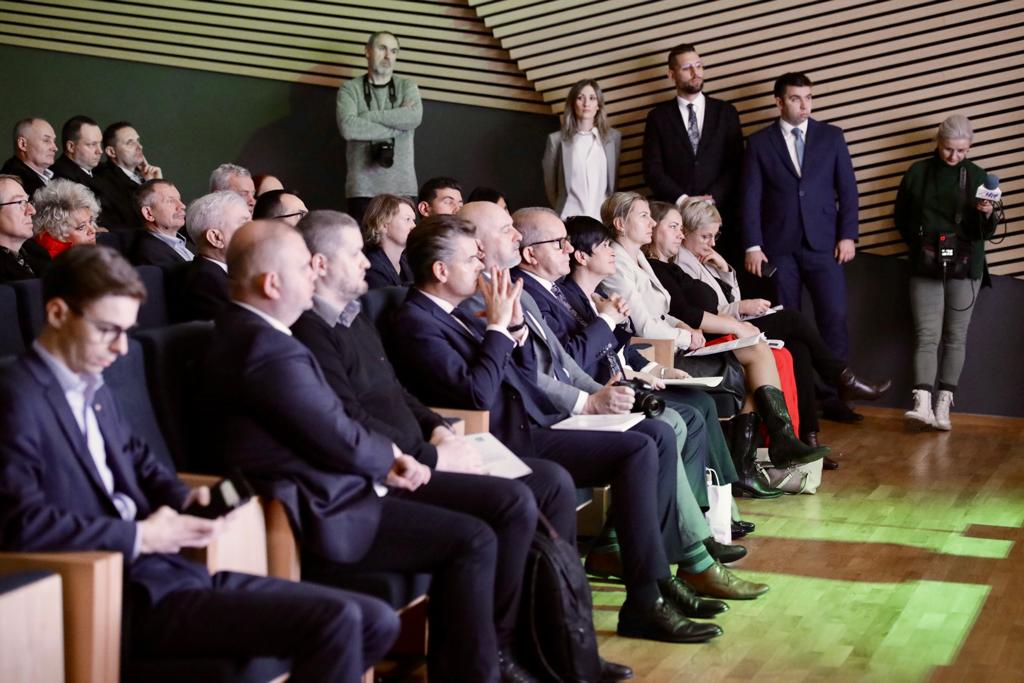 MRiRW_GOV_PL's tweet photo. 🔹️ Wicepremier, minister #MRiRW @Kowalczyk_H bierze udział w konferencji "Krajowy Plan Odbudowy i Zwiększenia Odporności - korzyści płynące dla rolników" w #BrześćKujawski. https://t.co/HCJnpztwPR