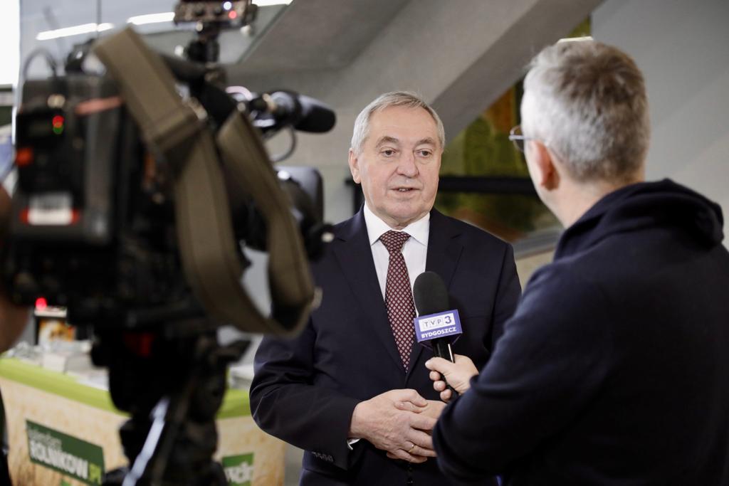 MRiRW_GOV_PL's tweet photo. 🔹️ Wicepremier, minister #MRiRW @Kowalczyk_H bierze udział w konferencji "Krajowy Plan Odbudowy i Zwiększenia Odporności - korzyści płynące dla rolników" w #BrześćKujawski. https://t.co/HCJnpztwPR